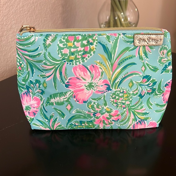 Lilly Pulitzer Handbags - New Lilly Pulitzer cosmetic bag. Never used. NWOT